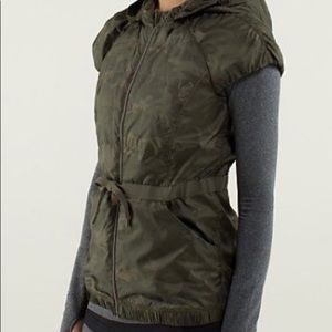 Lululemon spring fling puffer vest camo size 4